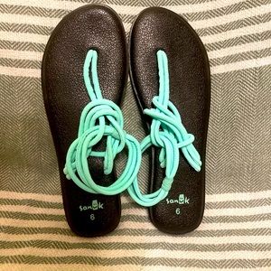 Sanuk Sandals Black with Turquoise Size 6‎